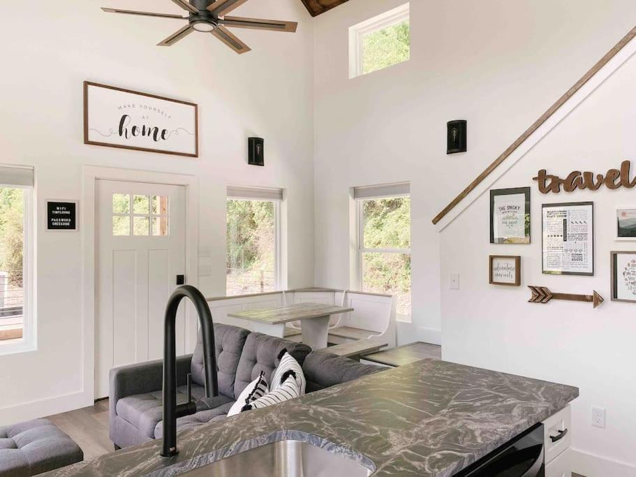 Cozy Smoky Mountain Tiny House Apartment Pigeon Forge Exterior photo